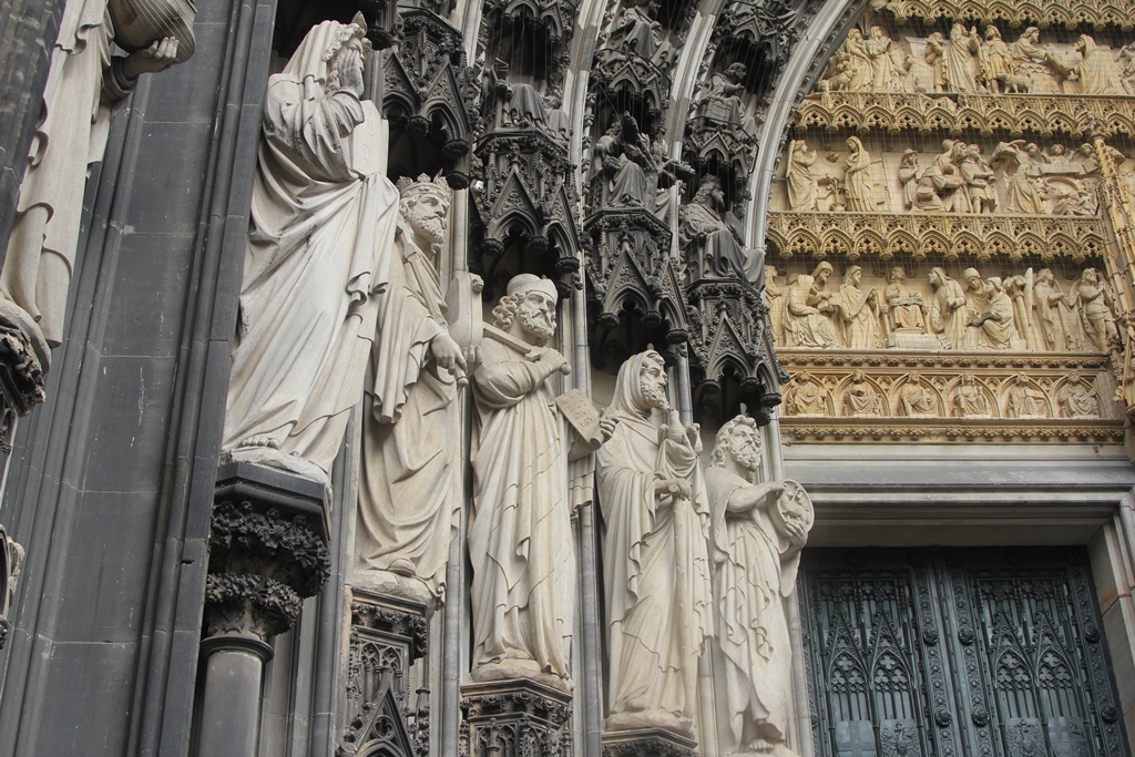 Statues, Main Portal